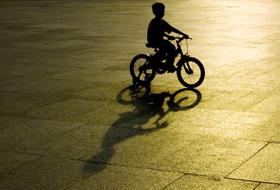 bambino-in-bici-